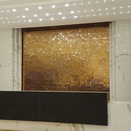  آینه کاری طلایی روی دیوار هتل المپیک - دکوراسیون اکسون